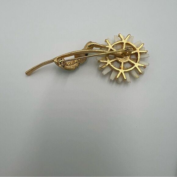Vintage Lisner Daisy Brooch - Signed - Picture 7 of 8